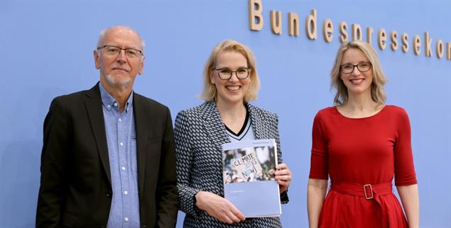Präsentieren die Stellungnahme des Deutschen Ethikrats zu Klimagerechtigkeit: Armin Grunwald, Kerstin Schlögl-Flierl und Alena Buyx (Foto: © Deutscher Ethikrat/Christian Thiel)