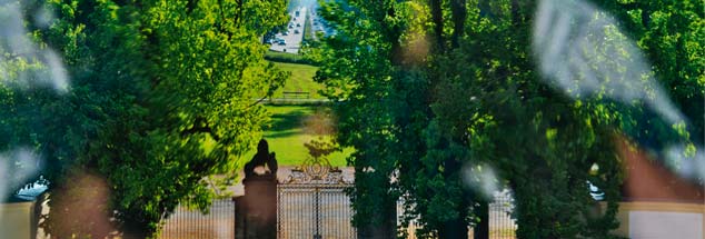 Vergangenheit trifft Gegenwart: Blick aus dem Garten von Barockschloss Fürstenried auf das weit entfernte Zentrum von München. Der Weg dorthin ist heute eine Autobahn. Dass die Gesellschaft für eine Glaubensreform jüngst ausgerechnet in Fürstenried ihre erste Jahrestagung abhielt, war symbolisch. Hier waren Spurenleser unterwegs, die das Christentum aus dem Gestern ins Morgen führen wollen. (Foto: glaubensreform/Teymurian)