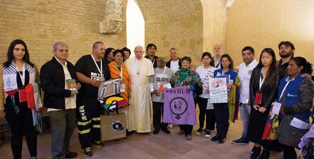 Gemeinsam auf dem Weg: Papst Franziskus und die Sprecherinnen und Sprecher der sozialen Basisbewegungen in der Alten Synodenaula des Vatikan (Foto: AFP PHOTO / OSSERVATORE ROMANO)