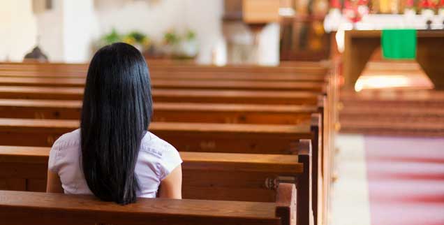 Immer einsamer wird es in den Kirchenbänken: Regelmäßige Gottesdienstbesuche sind unter Deutschlands Katholiken nicht mehr üblich. (Foto: Gina Sanders/Fotolia)