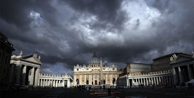 Dunkle Wolken über dem Vatikan: Darf der Papst dazu schweigen? (Foto:pa/AP Photo/Gregorio Borgia)