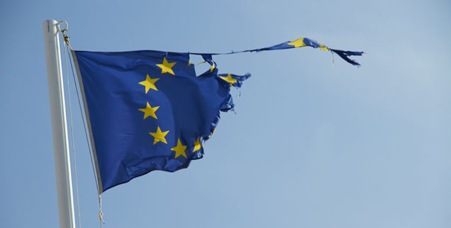 Noch ist nur diese Flagge zerrissen, die Staatengemeinschaft aber wankt: Wie lange wird Europa noch einig sein? (Foto: iStock by Getty/mikie11)