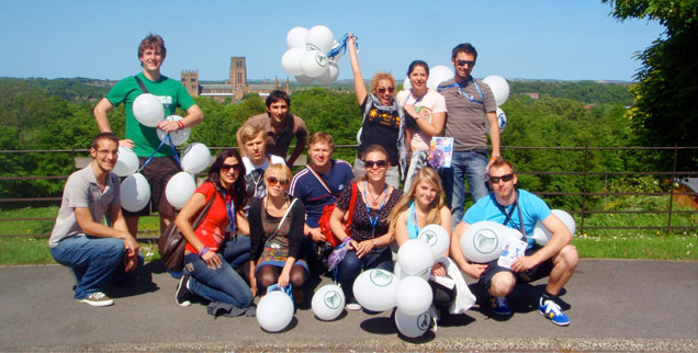 "Geht wählen!" - Das ist die Botschaft, die diese jungen Europäer von der Studentenorganisation AEGEE verbreiten. Im Rahmen des Projekts "Y Vote" wollen sie Menschen dazu bewegen, an der Eurpawahl teilzunehmen (Foto: Carolin Eißler).