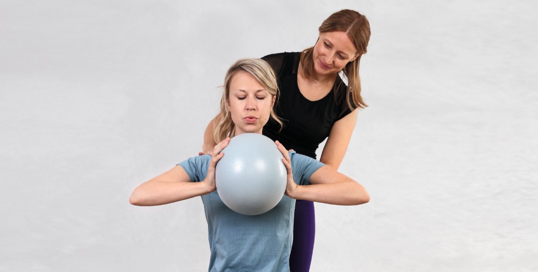 Atemübungen: Physiotherapie ist für Mukoviszidose-Erkrankte unverzichtbar. Eine Therapeutin leitet eine Patientin an (Foto: istockphoto/Albina Gavrilovic)