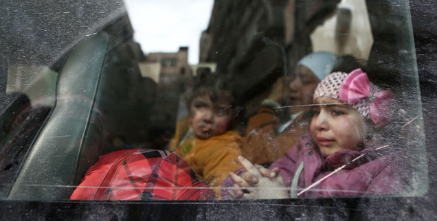Im syrischen Douma (nahe Damaskus) hilft das Rote Kreuz, Kinder aus der Rebellen-Region um Ost-Ghouta zu evakuieren. Die Region hat in den vergangenen drei Wochen die schwersten Angriffe syrischer Regierungstruppen seit Beginn des Bürgerkrieges vor rund sieben Jahren erlebt. Die Zukunft dieser Kinder ist ungewiss. Für sie interessieren sich die Weltmächte, die in und um Syrien kämpfen, nicht. (Foto: pa/dpa/Samer Bouidani)
