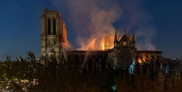Die brennende Kathedrale: Mit Notre Dame ist das spirituelle Herz von Paris getroffen (Foto: pa/ABACA/Avenir Pictures/Serge Tenani).