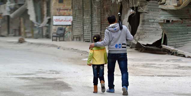 Frontlinie in Aleppo: Der syrische Bürgerkrieg zieht sich bereits über zwei Jahre hin. Könnten Waffenlieferungen des Westens an die Rebellen den Konflikt schnell entscheiden? (Foto: pa/Ammar Abd Rabbo)
