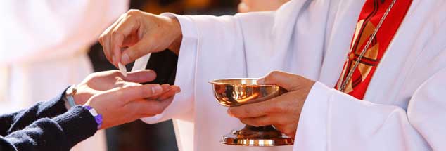 Dürfen die Kommunion auch wiederverheiratete Geschiedene erhalten? Viele Freiburger Pfarrer und Diakone sagen ja und widersprechen damit bewusst der offiziellen Lehre der Kirche (Foto: pa/Godong)