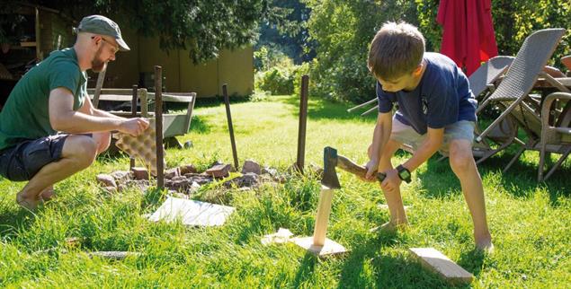 Sein Bullerbü-Moment des Tages: Daniel Hänel bereitet mit seinem Sohn Mio die Feuerstelle vor für Pizza und Stockbrot. (Foto: Karin Desmarowitz)