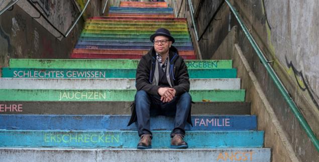 Der SPD-Abgeordnete Helge Lindh auf der Holsteiner Treppe seiner Heimatstadt Wuppertal (Foto: Pressebild Lindh/Christoph Busse)