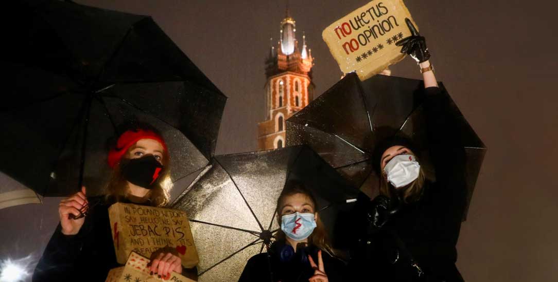 Gegen die Liaison von Staat und Kirche: Protestierende Frauen in Krakau (Foto: PA/Nur Photo/Beata Zawrzel)