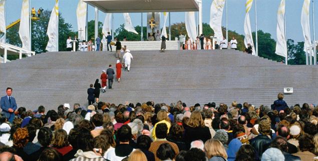 Triumphale Inszenierung: Als Papst Johannes Paul II. 1979 Irland besuchte, schien die katholische Welt noch in Ordnung zu sein (Foto: alamy/Tim Graham)