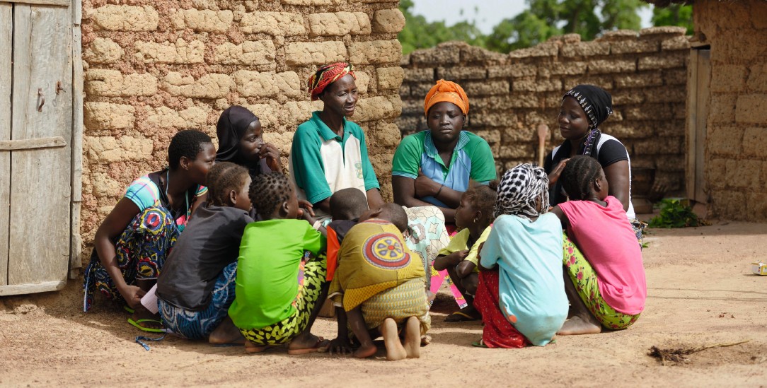 Frauen in einem Dorf in Burkina Faso: Projekte werden vor Ort entwickelt, Hilfswerke unterstützen finanziell (Foto: pa/Kopp).