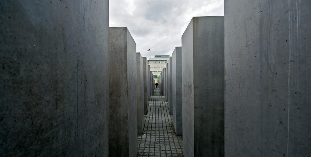 In Beton gegossenes Schweigen:Das »Denkmal für die ermordeten Juden Europas« wurde 2005 in Berlin eröffnet. Rechten ist es als »Denkmal der Schande« ein Dorn im Auge, aber auch Befürworter des Gedenkens an die Shoah kritisierten die Umsetzung. (Foto: istockphoto/lore)