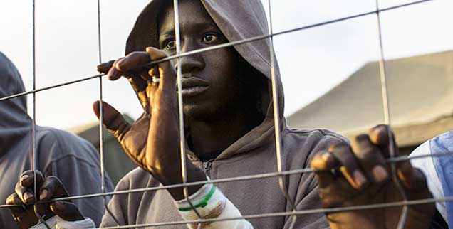 Große Hoffnung auf die Hilfe Europas: Afrikanische Flüchtlinge am Zaun der spanischen Enklave Melilla. Doch die EU-Staaten lehnen es bislang ab, das bisherige System zu verändern und die Einreise in die EU zu erleichtern.  (Foto: pa/AP/Palacios)
