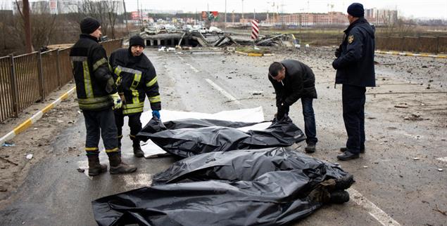 Tod und Schrecken in der Ukraine: Mediziner mit Leichen nahe Irpin und Butscha (Foto: pa/Raphael Lafargue/Abacapress.com)