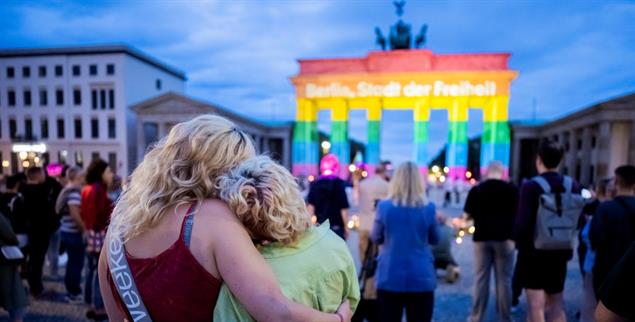 Zusammenstehen: Gedenkveranstaltung für die Opfer des Anschlags beim Berliner Christopher Street Day im Tiergarten in Berlin. (Foto: PA / DPA / Christoph Soeder)