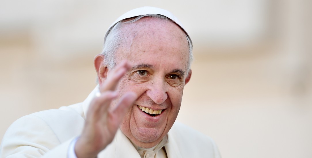Leutselig: Papst Franziskus hatte oft gute Laune, hier bei einer Generalaudienz auf dem Petersplatz (Foto: pa/Pressefoto Ulmer)