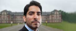 Mouhanad Khorchide vor dem Münsteraner Schloss, Sitz der Universitätsverwaltung: Seit 2010 ist er Professor für Islamische Religionspädagogik in der westfälischen Universitätsstadt. (Foto: pa/Thissen)

