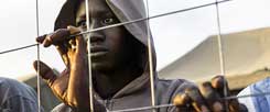 Große Hoffnung auf die Hilfe Europas: Afrikanische Flüchtlinge am Zaun der spanischen Enklave Melilla. Doch die EU-Staaten lehnen es bislang ab, das bisherige System zu verändern und die Einreise in die EU zu erleichtern.  (Foto: pa/AP/Palacios)