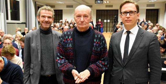 Fotoaufstellung: Eugen Drewermann (Mitte) mit Rektor Stefan Kopp (rechts) und dem Journalisten Joachim Frank als Moderator (links) (Foto: Auffenberg)