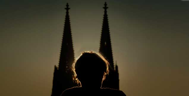 Der Kölner Dom, Ort tiefer Religiosität, unendlicher Machtdemonstration - und manchmal auch heftigen Protests gegen die Kirche: Am 6. Januar 2014 jährt sich das Ereignis der Kölner Erklärung, eines Theologen-Memorandums für die Freiheit des Katholikenmenschen, zum 25. Mal. (Foto:PA/DPA/Berg)