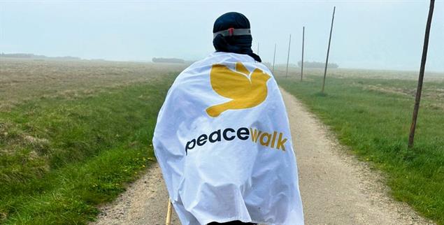 Pilgern nach Jerusalem: Ein Wegstück geht Ulrike Flämig auch mal allein; in der Hand den Pilgerstock. (Foto: Privat)