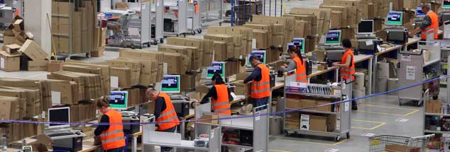 Ausbeutung auf legaler Basis? Die Verpackungs- und Versandhalle des neuen Logistikzentrum des Online-Versandhandels Amazon im schwäbischen Graben (Foto: pa/Hildenbrand)