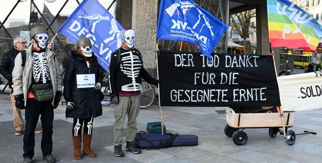 Zu stark eingebunden in militärische Logik? Protest gegen einen Soldatengottesdienst im Kölner Dom. (Foto: Domradio / Beatrice Tomasetti)