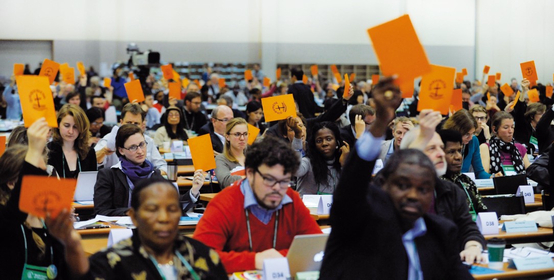  Orange bedeutet Zustimmung:Aber bis alle die Karte heben, muss viel geredet werden (Foto: Peter Williams / WCC)