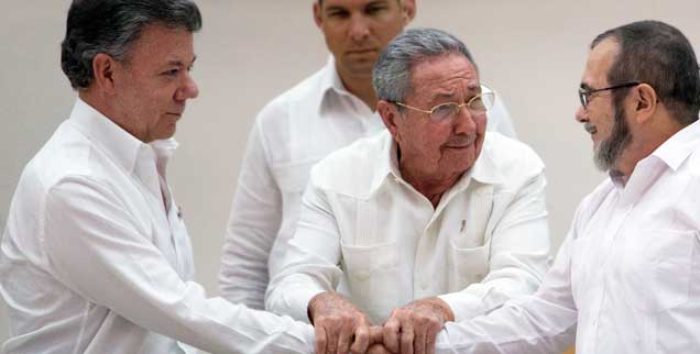 Aus Feinden werden Verhandlungspartner: Kolumbiens Präsident Juan Manuel Santos (links) und Timoleon Jimenez (rechts), Chef der kolumbischen Guerilla-Organisation Farc, reichen sich in Havanna die Hände. Kubas Staatschef Raul Castro (Mitte) hat die Friedensgespräche vermittelt. Kann das Beispiel in anderen Konfliktgebieten der Welt Schule machen?  (Foto: pa/AP/Boylan)