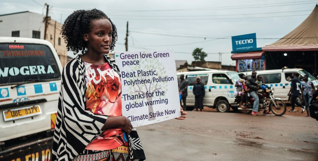 Demonstriert für Klimaschutz: Die Aktivistin Vanessa Nakate aus Uganda an einer Kreuzung in Kampala – vor dem Corona-Lockdown (Foto: Sadurni)