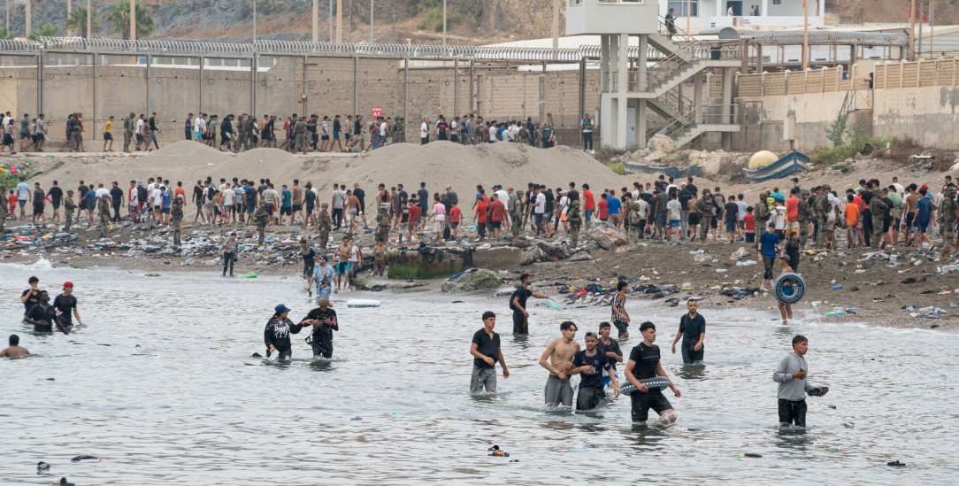 Einfach mal rübermachen: Mit nichts als einem Schwimmreifen und Taucherflossen ausgerüstet schwammen junge Marokkaner nach Ceuta. Mindestens 72 starben dabei. (pa/zumapress)
