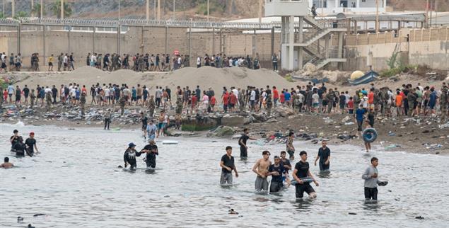 Einfach mal rübermachen: Mit nichts als einem Schwimmreifen und Taucherflossen ausgerüstet schwammen junge Marokkaner nach Ceuta. Mindestens 72 starben dabei. (pa/zumapress)