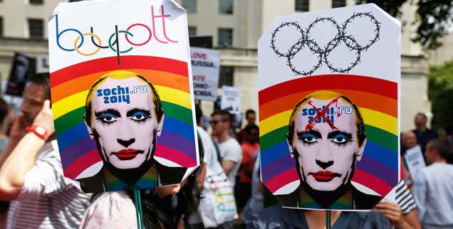 Protest gegen Putin und Russlands homosexuellenfeindliche Gesetzgebung: Mit den Olympischen Spielen von Sotschi will der Präsident sein Land im besten Licht zeigen - und vergessen machen, dass es von einem Rechtsstaat weit entfernt ist. (AP Photo/Lefteris Pitarakis)