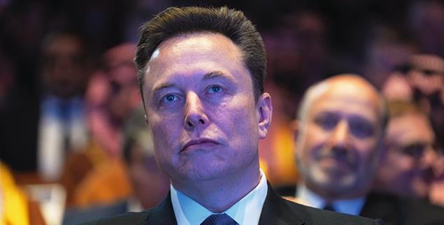 Superreich und super sparsam: Tesla-Chef Elon Musk ließ laut der <a target="_blank" rel="noreferrer" aria-label="Öffnet in einem neuen Fenster"  href="https://www.publik-forum.de/menschen-meinungen/das-internet-ist-kein-rechtsfreier-raum"   >Dokumentation »Elon Musk Uncovered – Das Tesla Experiment«</a>die teuren, aber sicherheitsrelevanten Radar- und Ultraschallsensoren aus Teslas verbannen. (Foto: PA / AP / Evan Vucci)
