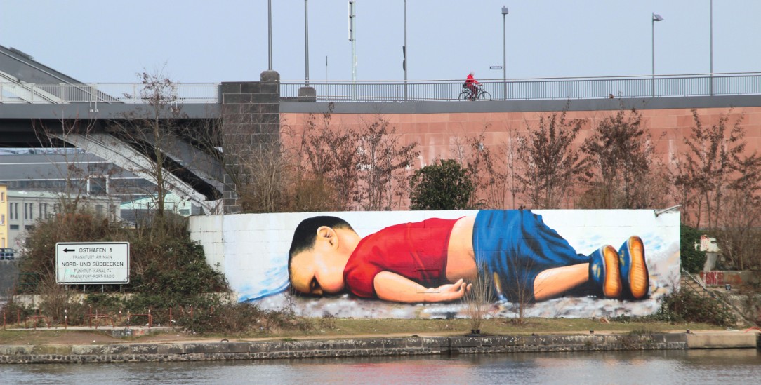 Wider die Gleichgültigkeit: In Frankfurt haben Künstler dem toten Alan Kurdi ein Denkmal gesetzt (Foto: Wikipedia/Frank C. Müller)