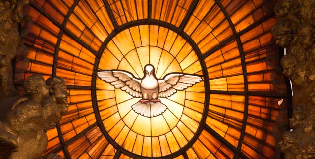 Fenster mit der Heilig-Geist-Darstellung im Petersdom: Gut die Hälfte der Menschen in Deutschland weiß heute nicht mehr, was an Pfingsten gefeiert wird. Modern übersetzt könnte man sagen, Pfingsten bedeutet, für etwas, an das man glaubt und dass einem wichtig ist, zu brennen (Foto. pa/Kappeler) Fenster mit der Heilig-Geist-Darstellung im Petersdom: Gut die Hälfte der Menschen in Deutschland weiß heute nicht mehr, was an Pfingsten gefeiert wird. Modern übersetzt könnte man sagen, Pfingsten bedeutet, für etwas, an das man glaubt und dass einem wichtig ist, zu brennen (Foto. pa/Kappeler)