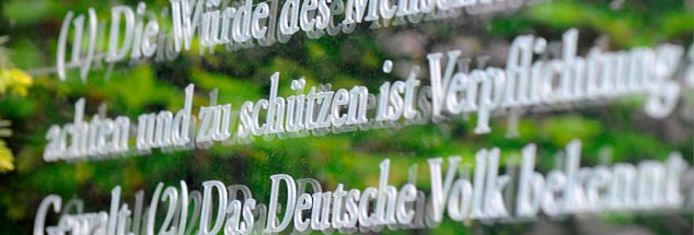 Zeit für ein neues Grundgesetz? In Leipzig traf sich die "Initiative Verfassungskonvent" und diskutierte über eine neue Verfassung, die Volksentscheide zulässt und den Finanzmärkten Grenzen setzt (Foto: pa/dpa/Jens Kalaene)