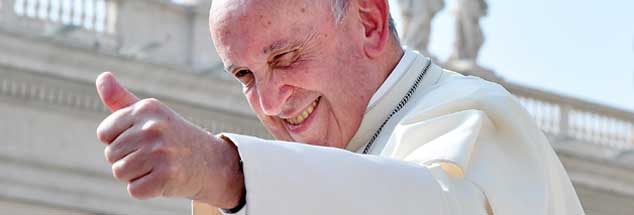 Ein Papst macht gute Stimmung: Franziskus - hier zu sehen bei einer Generalaudienz auf dem Petersplatz im Oktober 2017 - ist weltweit beliebt, kommt aber mit seinem Reformwillen im Vatikan nicht bei allen gut an. (Foto: pa/Ulmer/Lingria)