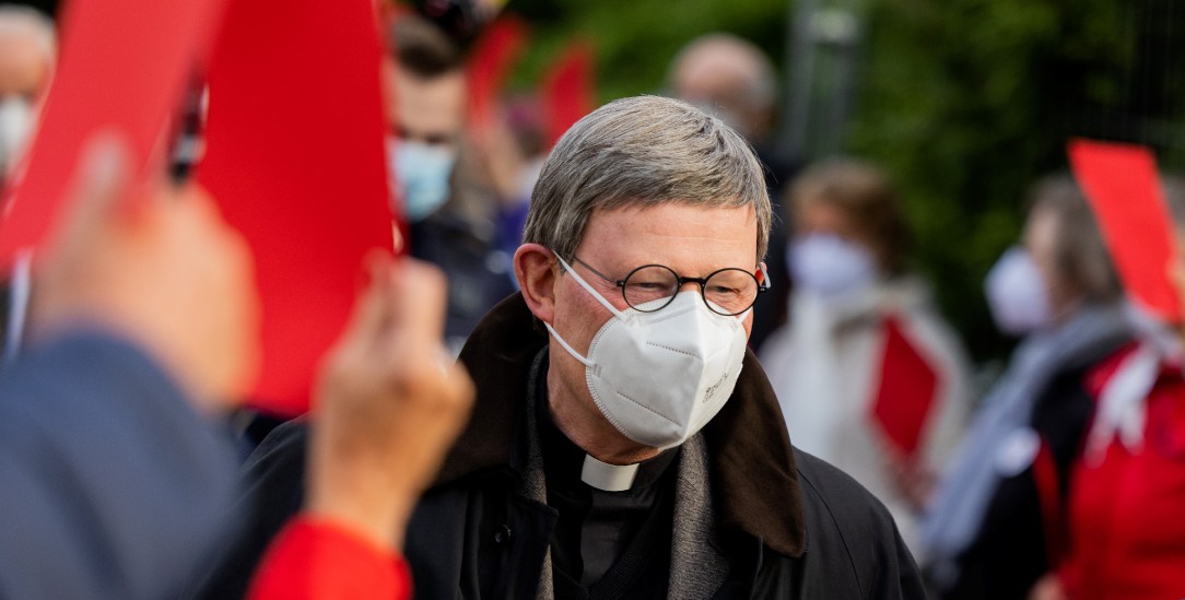 Rote Karten für den Kardinal: Mitglieder der Gemeinde St. Maria vom Frieden protestieren gegen Kölns Erzbischof Rainer Maria Woelki (Foto: dpa)