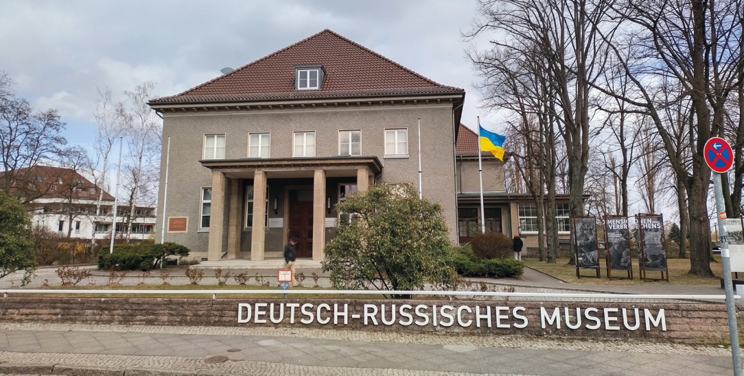 Solidarität zeigen: Seit dem 24. Februar hisst das »Museum Karlshorst« nur noch die ukrainische Flagge (Foto: Janert)