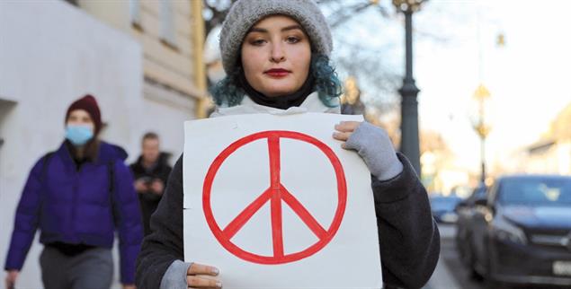 Mut in Moskau: Eine junge Russin demonstriert trotz Verbotes für Frieden (Foto: pa/Reuters/Evgenia Novozhenina)
