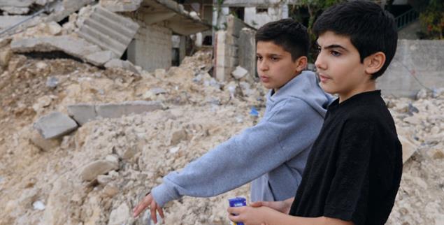 Was heißt Freiheit und Würde für diese Jungen im Süden des Libanon? Die israelische Armee hat ihr Dorf bombardiert. Der irakische Regisseur Abbas Fahdel erhielt für seinen Film »Tales of a wounded Land« den Goldenen Leoparden des Filmfestivals Locarno. (Foto: Locarno Filmfestival)