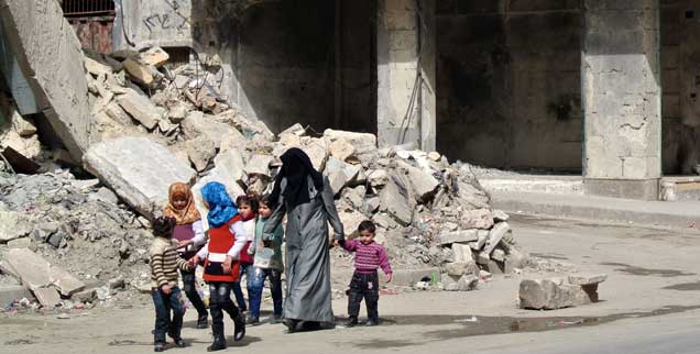 Eine Mutter mit ihren Kindern in Aleppo: Wie kann das Morden in Syrien beendet werden? Aus Sicht des Völkerrechtlers Hinrich Bartels nur mit Hilfe von UNO-Truppen und nach Gesprächen auch mit dem Diktator Assad (Foto: pa/Rabbo)