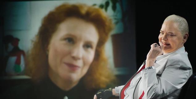 Im Dokumentarfilm »Was haben wir gelacht« ist Hella von Sinnen eine von fünf Pionierinnen, die zurückschaut auf sexistische Fernsehunterhaltung. Im Hintergrund auf dem Bildschirm ihre Kollegin Maren Kroymann in den 1990er-Jahren. (Foto: © Basis Berlin Filmproduktion / ZDF / Thomas Lütz via Filmstarts.de)