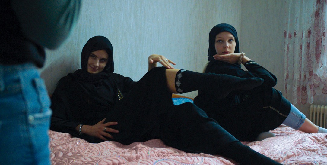 Unbefangenes Posieren: Die Teenager albern in Hidschabs herum (Foto: © neue Visionen Filmverleih)