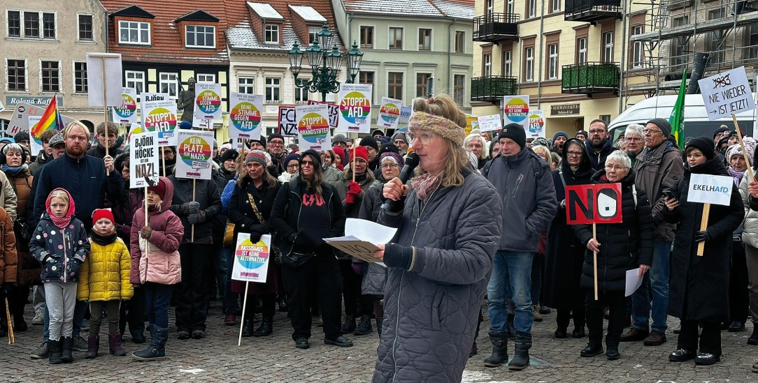 »Bloß keinen Quatsch erzählen«: Andrea van Bezouwen bei der von ihr organisierten DemoKampf gegen Rechts: Andrea van Bezouwen wohnt in der Nähe von Perleberg,  wo die AfD ein Büro hat und rechtsextreme Aufkleber nicht selten sind»Bloß keinen Quatsch erzählen«: Andrea van Bezouwen bei der von ihr organisierten Demo. (Foto: Märkische Allgemeine/Marcus J. Pfeiffer)