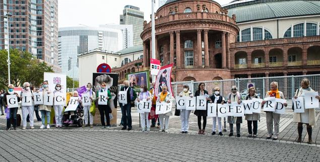 Gleiche Rechte, gleiche Würde. Katholikinnen protestieren vor dem Frankfurter CongressCentrum. An ihrer Botschaft kommt die Kirche nicht vorbei. (Foto: Yvonne Schwehm)