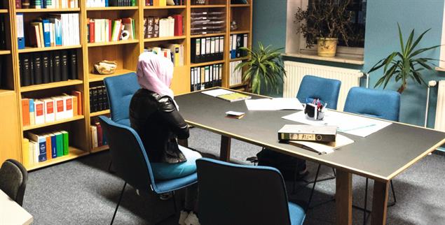 Suad Mahamed Ali im Büro ihrer Anwältin (Foto: Condorelli)